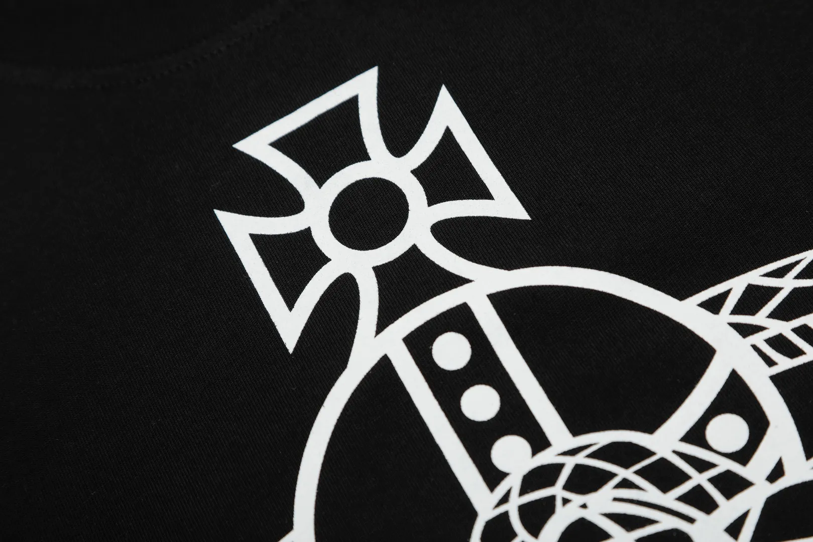 VIVI 145# "Exclusive Style" vivienne west wood The Queen Mother of the West Vivienne Saturn snake-shaped surrounding planet printed short-sleeves The new fabrics have been machine washed at high temperature + water twice. The only one in the entire network that achieves 0 shrinkage. The Solona thread is arranged. The threaded neckline does not deform. It is tight and dense. Welcome to compare. The full range of correct accessories. Every detail is completely restored and can be stretched directly. Size: XS-L